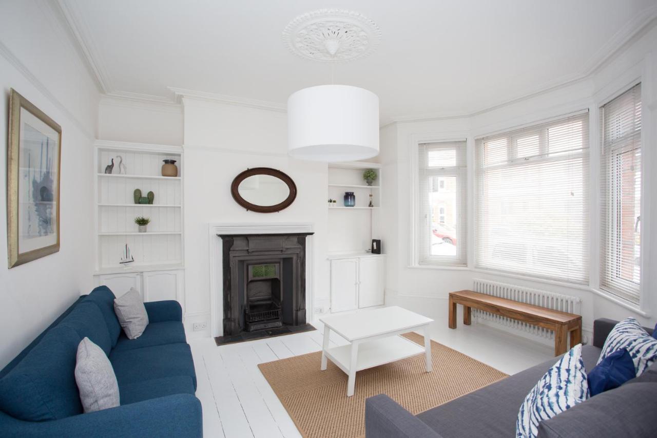Elegant York House - On A Beach Road, Sleeps 12, With Sea Views Уърдинг Екстериор снимка