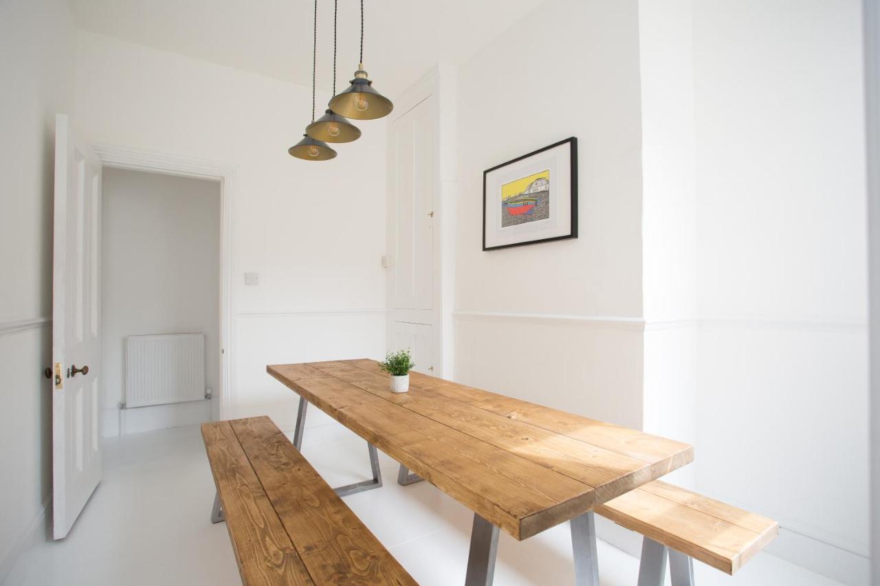 Elegant York House - On A Beach Road, Sleeps 12, With Sea Views Уърдинг Стая снимка