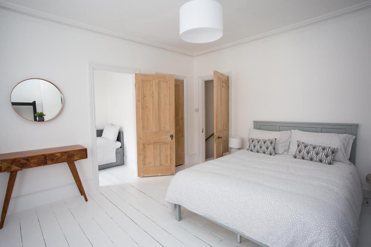 Elegant York House - On A Beach Road, Sleeps 12, With Sea Views Уърдинг Стая снимка