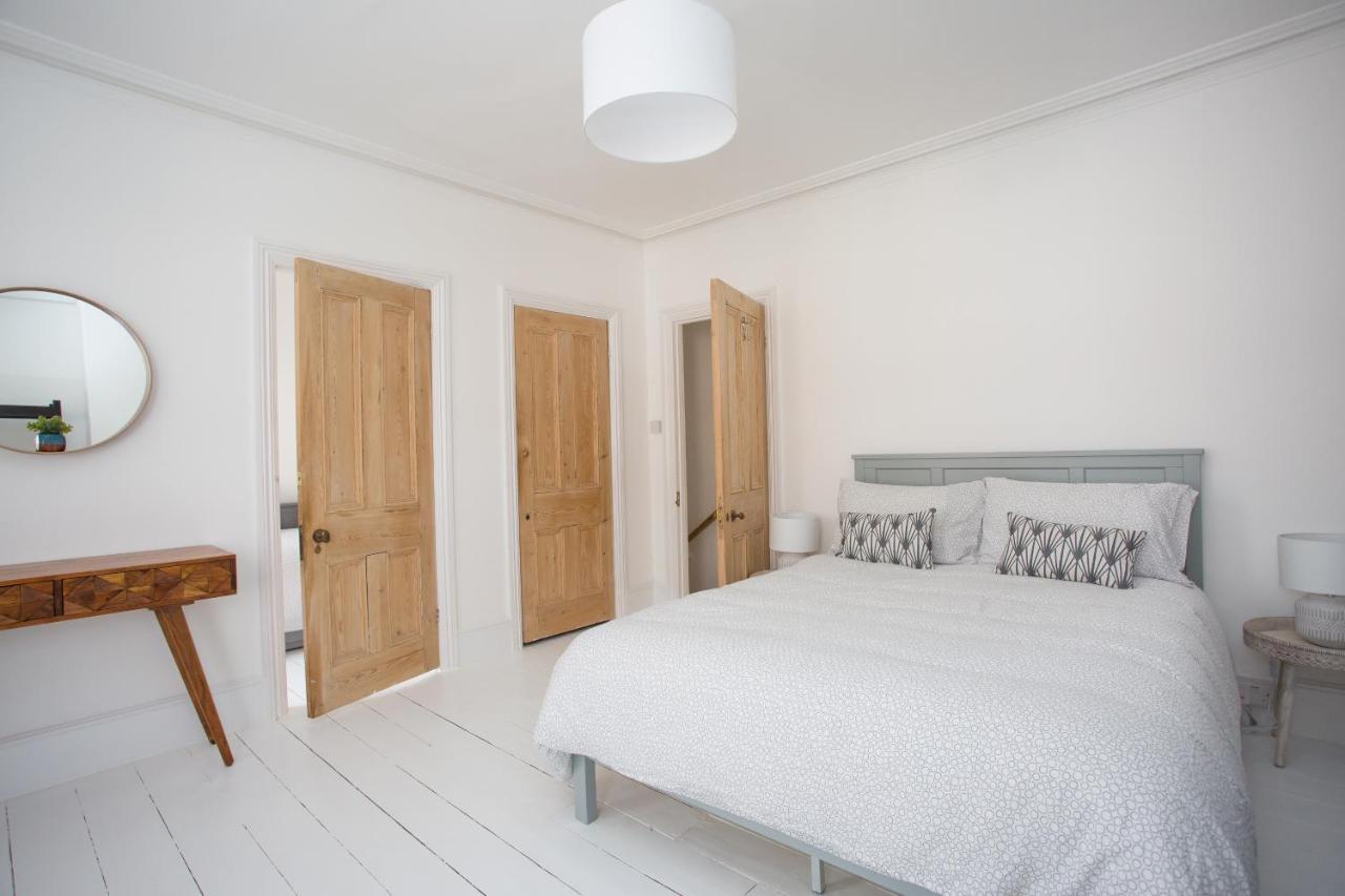 Elegant York House - On A Beach Road, Sleeps 12, With Sea Views Уърдинг Стая снимка