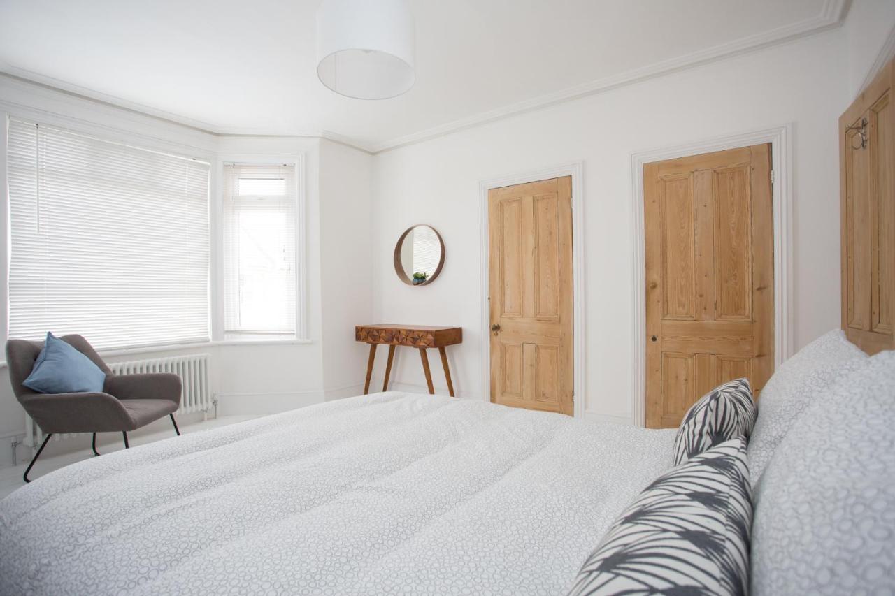 Elegant York House - On A Beach Road, Sleeps 12, With Sea Views Уърдинг Екстериор снимка