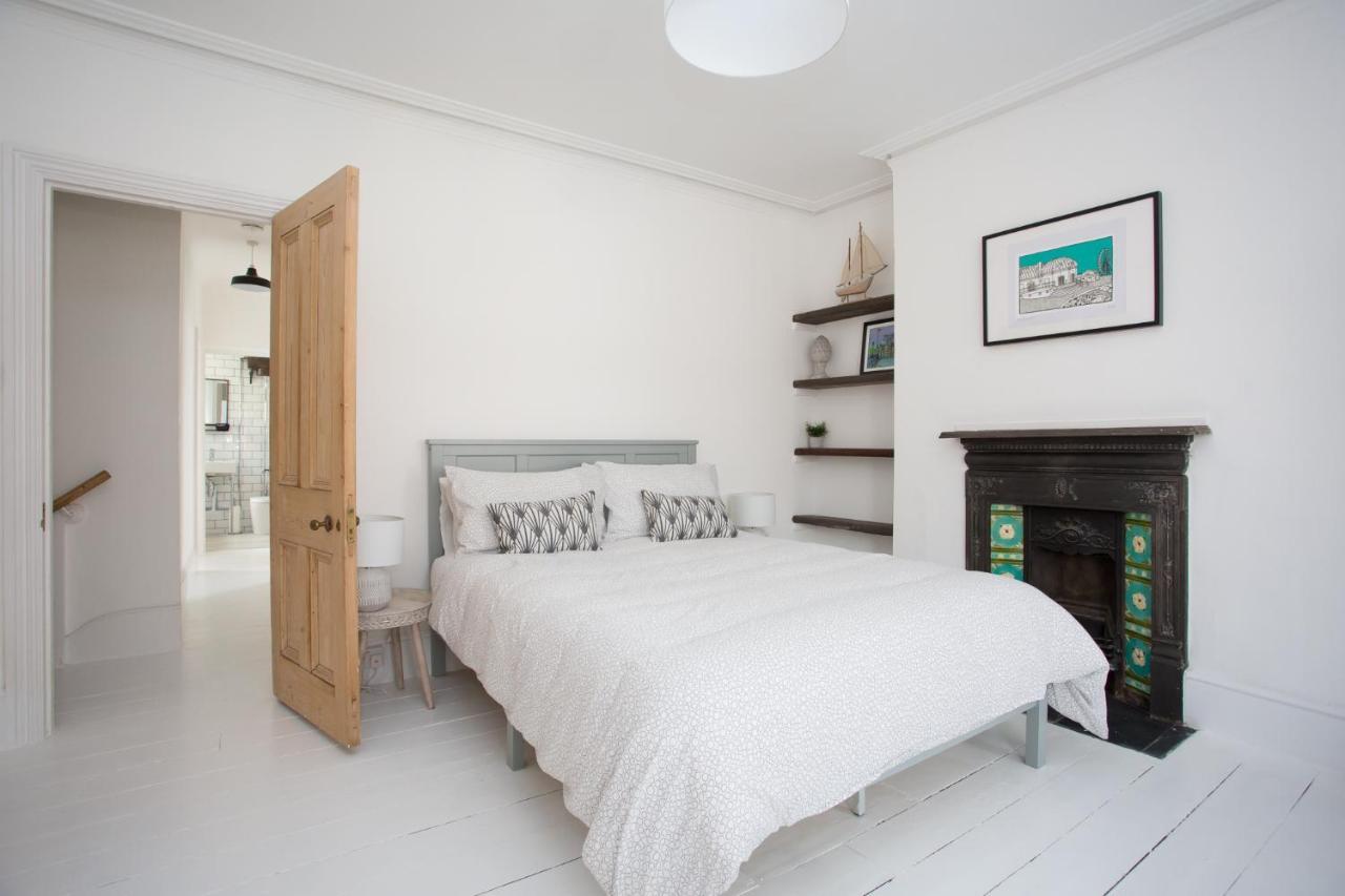 Elegant York House - On A Beach Road, Sleeps 12, With Sea Views Уърдинг Екстериор снимка