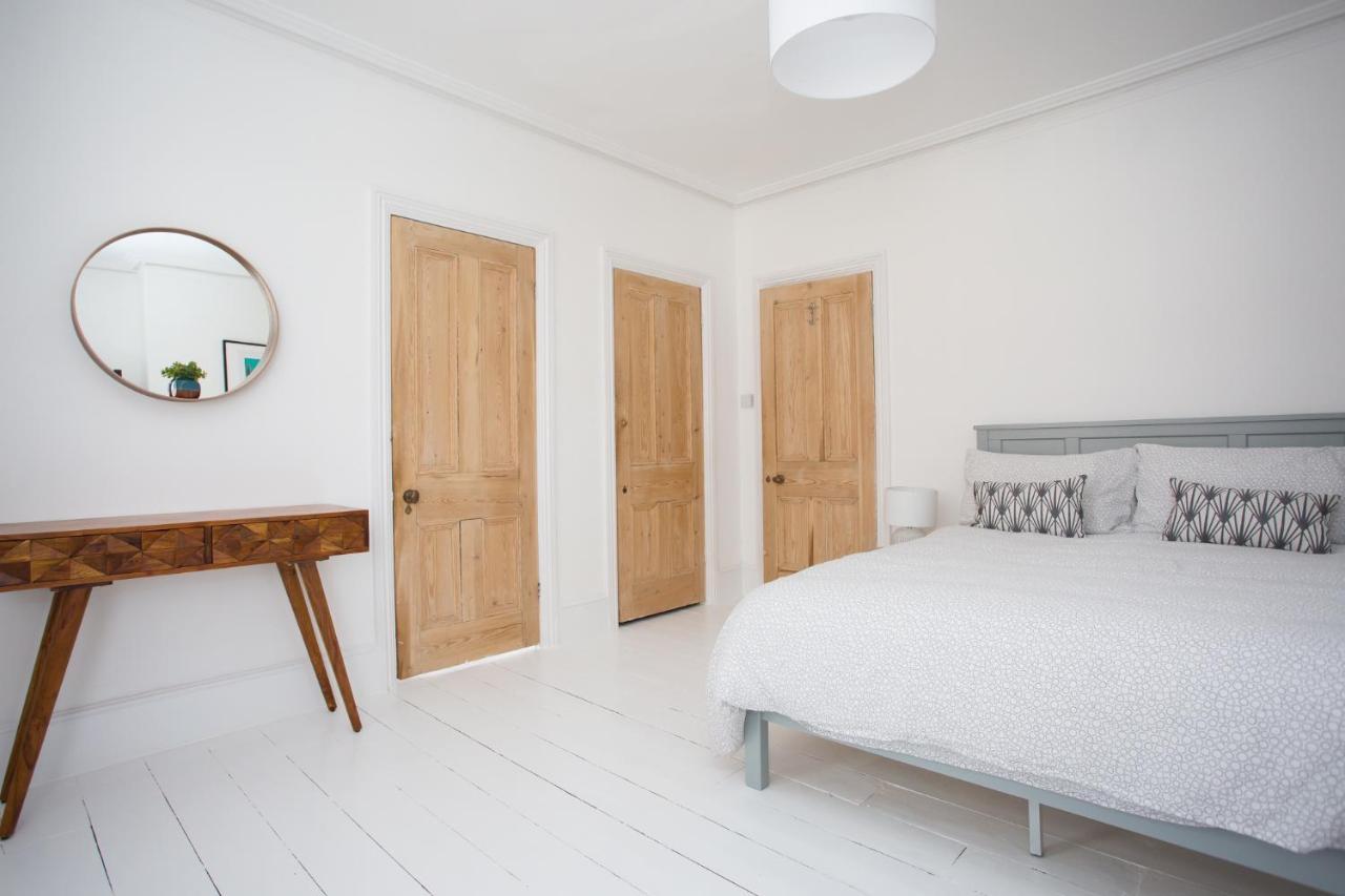 Elegant York House - On A Beach Road, Sleeps 12, With Sea Views Уърдинг Екстериор снимка
