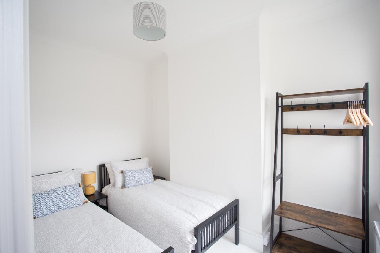 Elegant York House - On A Beach Road, Sleeps 12, With Sea Views Уърдинг Екстериор снимка